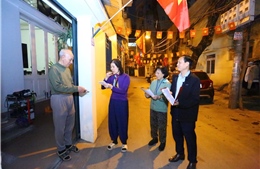 Cán bộ phường ở Hà Nội tối muộn gõ cửa từng nhà phát thẻ cử tri