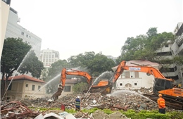 Phun nước chống bụi khi phá dỡ công trình phía Đông hồ Hoàn Kiếm