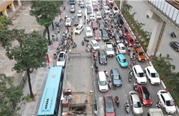 Người dân Hà Nội 'chật vật' di chuyển vì 'lô cốt' án ngữ trên nhiều tuyến đường
