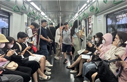 Chi phí xăng xe tăng, người dân Hà Nội chuyển dần sang tàu điện