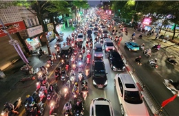 'Lô cốt' rộng gần 100 m2 trên đường Nguyễn Trãi gây ùn tắc kéo dài