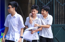 Hình ảnh thí sinh Hà Nội đi làm thủ tục dự thi vào lớp 10
