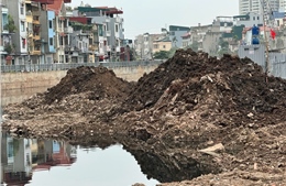 Sau chỉ đạo của Bí thư Hà Nội, lòng kênh La Khê vẫn ngổn ngang đất, cát
