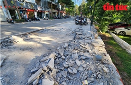 Thành ủy Hà Nội yêu cầu phường báo cáo vụ vỉa hè lát đá ‘bị đục phá’ để làm dải cây xanh