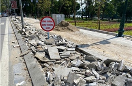 Tuyến vỉa hè lát đá ‘bền trăm năm‘ ở Hà Nội ‘bị đục phá’ để làm dải cây xanh