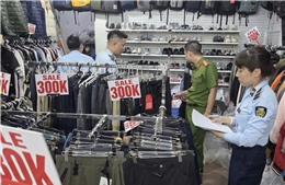 Hà Nội: Tạm giữ ‘kho’ hàng thời trang nghi giả mạo nhãn hiệu tại phố cổ
