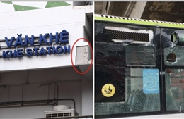Mảng vật liệu nhà ga metro Cát Linh - Hà Đông rơi vỡ kính xe buýt