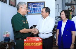 Bí thư Thành ủy Hà Nội thăm, tặng quà các thương binh tiêu biểu phường Hoàn Kiếm