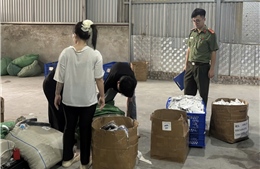 Hà Nội phát hiện cơ sở kinh doanh thắt lưng, ví da không rõ nguồn gốc