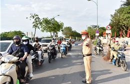 Cảnh sát giao thông &#39;đón&#39; người dân trở về Thủ đô