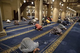 Người Hồi giáo trên khắp thế giới bắt đầu lễ Eid al-Fitr trong bối cảnh dịch bệnh COVID-19