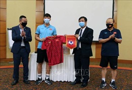 Đại sứ Việt Nam tại UAE thăm đội tuyển Việt Nam