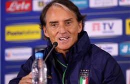 HLV Roberto Mancini khích lệ tinh thần các tuyển thủ Italy