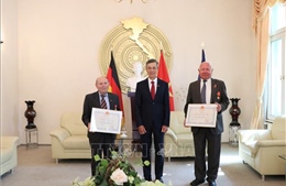 Trao tặng phần thưởng cao quý của Nhà nước Việt Nam cho hai người bạn Đức
