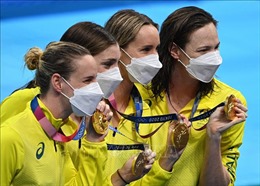 Australia &#39;tạo sóng&#39; trên đường đua 4x100m bơi tự do tiếp sức nữ