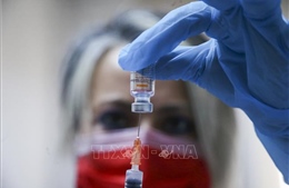 FDA Mỹ phê duyệt tiêm mũi thứ 2 vaccine ngừa COVID-19 thể lưỡng trị cho người cao tuổi