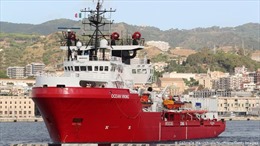 Italy tiếp nhận tàu cứu hộ chở trên 500 người di cư 