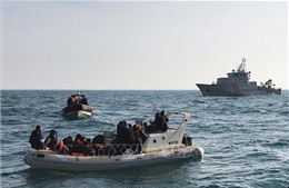 Thuyền chở người di cư gặp nạn tại Eo biển Manche, 3 người tử vong