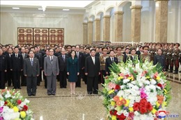Nhà lãnh đạo Kim Jong-un viếng ông và cha nhân Quốc khánh Triều Tiên