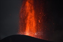 Núi lửa Cumbre Vieja ở Tây Ban Nha tiếp tục phun trào dữ dội