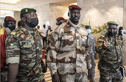 Đại tá Mamady Doumbouya tuyên thệ nhậm chức Tổng thống lâm thời Guinea