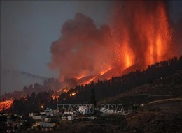 Núi lửa phun trào ở Tây Ban Nha: Dòng dung nham loang rộng ra biển