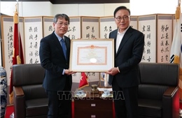 Trao bằng khen của Thủ tướng Chính phủ tặng Tổng lãnh sự danh dự Việt Nam tại khu vực Busan - Gyeongnam