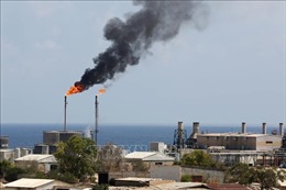 Libya: Nhà máy lọc dầu cơ yếu bị tấn công phá hủy nghiêm trọng