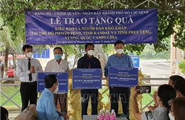 TP Hồ Chí Minh trao tặng 1,5 tỷ đồng hỗ trợ người Campuchia gốc Việt