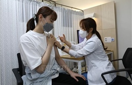 Hàn Quốc rút ngắn thời gian tiêm mũi tăng cường vaccine phòng COVID-19