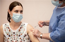 Pháp tiêm mũi vaccine tăng cường cho người trưởng thành