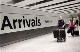 Lo ngại biến thể Omicron, nhiều khách đi công tác qua sân bay Heathrow hủy vé