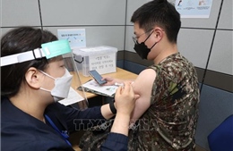 Hàn Quốc bắt đầu tiêm mũi tăng cường cho quân nhân