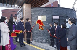 Chủ tịch Quốc hội Vương Đình Huệ thăm và đặt biển tên trụ sở mới Đại sứ quán Việt Nam tại Hàn Quốc