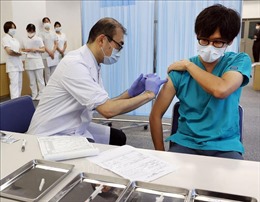 Nhật Bản xem xét tiêm mũi tăng cường vaccine ngừa COVID-19 cho toàn dân