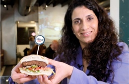 &#39;Đầu bếp robot&#39; làm bánh hamburger chay tại nhà hàng ở Israel