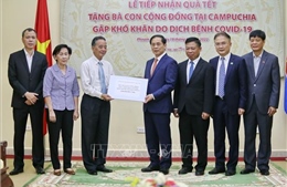 Bộ trưởng Ngoại giao Bùi Thanh Sơn tặng quà Tết cho cộng đồng người gốc Việt tại Campuchia
