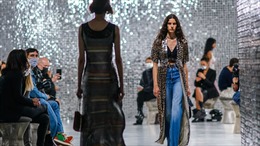 Tuần lễ thời trang nữ Thu - Đông Paris 2022 hướng tới &#39;vũ trụ ảo&#39;