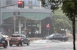 Gió mạnh, sóng lớn hoành hành tại Đông Nam Australia mặc dù mưa đã giảm
