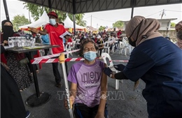 Malaysia khuyến khích người cao tuổi tiêm mũi vaccine tăng cường thứ hai chống COVID-19