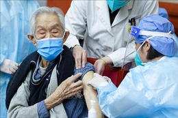 Trung Quốc đẩy mạnh tiêm vaccine ngừa COVID-19 cho người cao tuổi