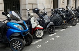 Pháp: Thành phố Paris sắp thu phí đỗ xe máy chạy xăng