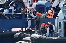 Europol bắt 39 đối tượng liên quan đến nạn buôn người di cư qua eo biển Manche