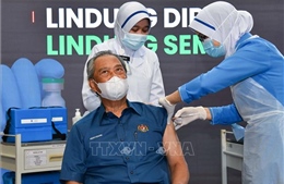 Malaysia hạ độ tuổi đủ điều kiện tiêm mũi thứ 4 vaccine ngừa COVID-19