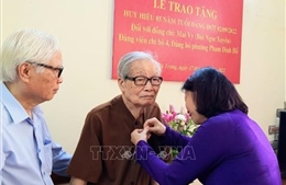 Trao huy hiệu 85 tuổi Đảng cho nguyên Thứ trưởng Bộ Văn hóa - Thông tin Mai Vy