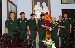 Đại tướng Lương Cường chúc mừng sinh nhật lần thứ 100 của Đại tướng Nguyễn Quyết
