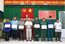 Khen thưởng đột xuất 6 người dân dũng cảm cứu nhóm người Việt Nam trốn khỏi sòng bạc ở Campuchia