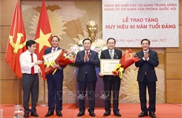 Lễ trao Huy hiệu 40 năm tuổi Đảng tặng 2 đồng chí Phó Chủ tịch Quốc hội