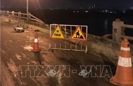 Đặt báo hiệu nguy hiểm khu vực xe container rơi xuống sông Hồng