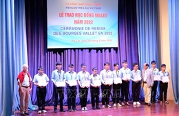 Trao học bổng Vallet tặng học sinh, sinh viên 7 tỉnh miền Trung và Tây Nguyên